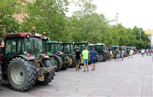 Imatge de tractors aparcats a la Rambla de Sant Francesc de Vilafranca del Penedès aquest 16 d'agost de 2019
