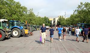 Imatge de tractors aparcats a la Rambla de Sant Francesc de Vilafranca del Penedès aquest 16 d'agost de 2019