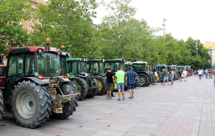 Imatge de tractors aparcats a la Rambla de Sant Francesc de Vilafranca del Penedès aquest 16 d'agost de 2019. ACN