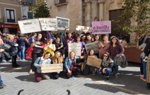 Imatge del col·lectiu feminista La Malva de Calafell a la manifestació del 8 de març. La Malva de Calafell