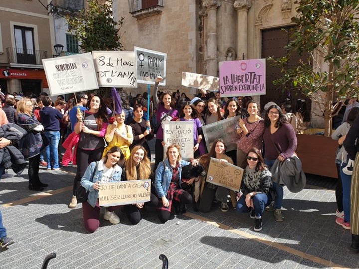 Imatge del col·lectiu feminista La Malva de Calafell a la manifestació del 8 de març. La Malva de Calafell