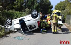 Imatge del vehicle accidentat a la zona del Coto del Rey, al camí de Roda, al Vendrell. Bombers