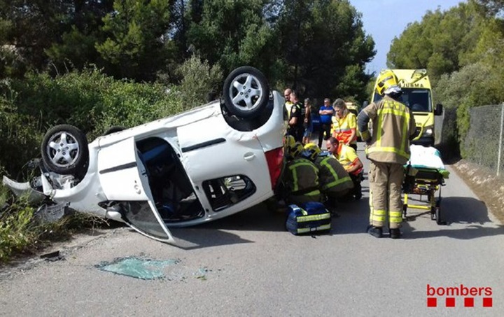 Imatge del vehicle accidentat a la zona del Coto del Rey, al camí de Roda, al Vendrell. Bombers