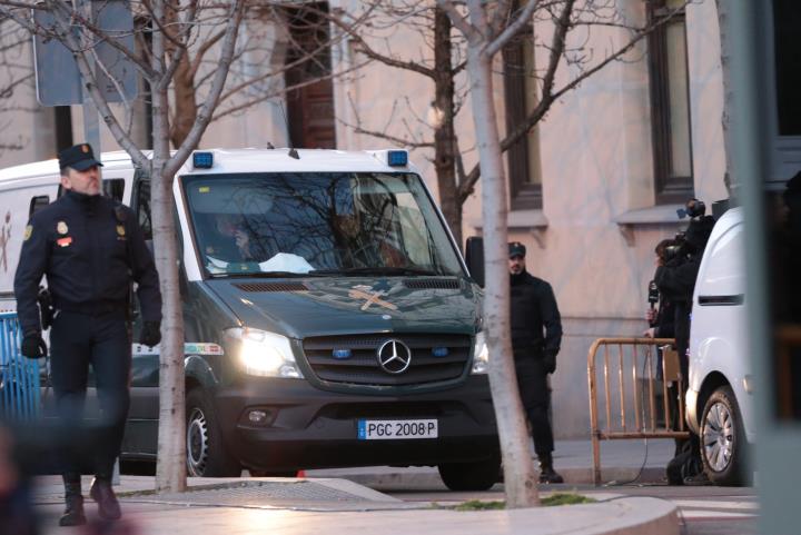 Imatge dels furgons de la Guàrdia Civil que han transportat els presos fins a l'Audiència Nacional el 12 de febrer del 2019 . ACN