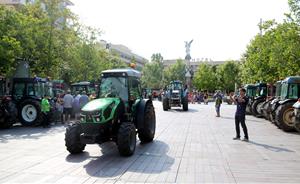 Imatge dels tractors entrant a la Rambla de Sant Francesc de Vilafranca aquest 16 d'agost de 2019. ACN