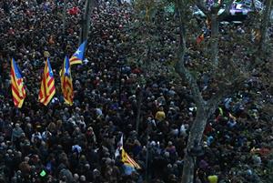 Imatge d'estelades en l'acte que el Tsunami Democràtic celebra el 9 de novembre a la plaça Universitat. ACN