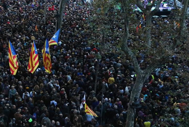 Imatge d'estelades en l'acte que el Tsunami Democràtic celebra el 9 de novembre a la plaça Universitat. ACN