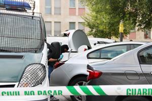 Imatge d'un agent de la Guàrdia Civil escorcollant un cotxe a Sabadell, el 23 de setembre de 2019. ACN