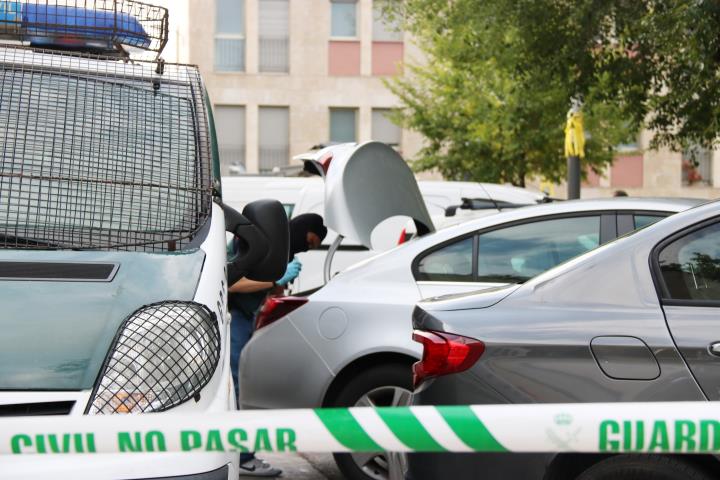 Imatge d'un agent de la Guàrdia Civil escorcollant un cotxe a Sabadell, el 23 de setembre de 2019. ACN