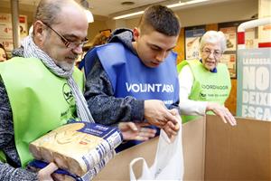 Imatge d'un grup de voluntaris posant aliments al contenidor d'El Gran recapte, l'1 de desembre de 2017. ACN