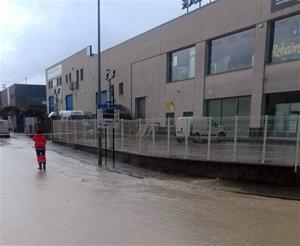 Imatge d'una inundació al polígon Clot de Moja a Vilafranca del Penedès . Bombers