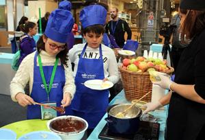 Imatge d'uns nens participant en un taller de cuina a la Ciutat dels Somnis. ACN / Àlex Recolons