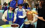 Imatge d'uns nens participant en un taller de cuina a la Ciutat dels Somnis. ACN / Àlex Recolons