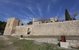 Imatge exterior del Santuari del Foix, amb el nou enllumenat sota la teulada i al peu de l'edifici 