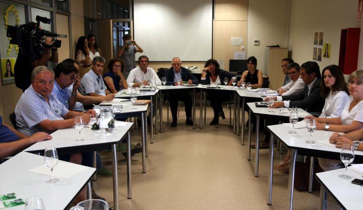 Imatge general de la reunió de la consellera d'Agricultura, Teresa Jordà, amb els viticultors del Penedès aquest 22 d'agost de 2019. ACN