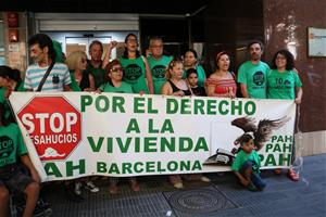 Imatge general de membres de la PAH a les portes de l'Agència d'Habitatge de Catalunya. ACN