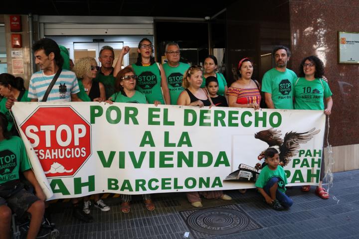 Imatge general de membres de la PAH a les portes de l'Agència d'Habitatge de Catalunya. ACN