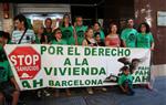 Imatge general de membres de la PAH a les portes de l'Agència d'Habitatge de Catalunya. ACN