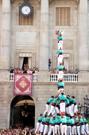 Imatge general del a torre de 9 amb folre i manilles dels Castellers de Vilafranca el 22 de setembre del 2019 a Barcelona. ACN