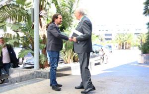 Imatge general del president del Cercle d'Economia, Juan José Bruguera, saludant el líder de Podem, Pablo Iglesias, a Sitges . ACN