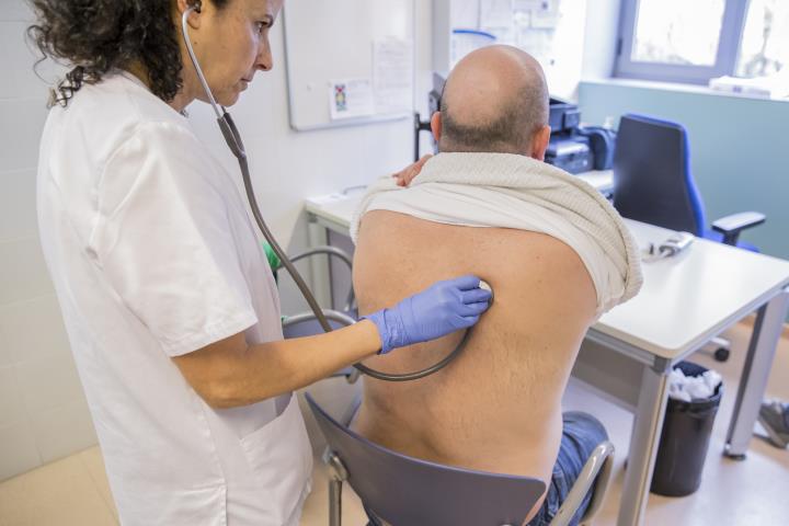 Infermera d'atenció primària realitza una auscultació pulmonar. Ariadna Creus/Àngel Garci