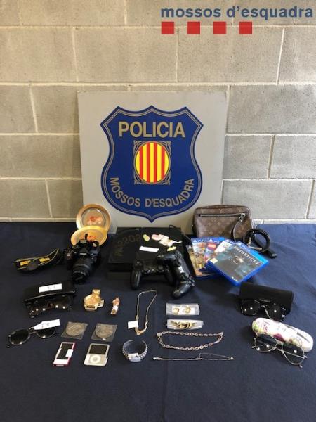 Ingressa a presó per vuit robatoris amb força a domicilis del Baix Penedès i l'àrea metropolitana. Mossos d'Esquadra