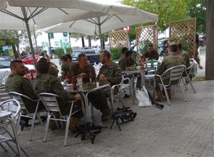 Investiguen un grup de militars que prenia cerveses en una terrassa de Vilafranca amb metralletes a terra