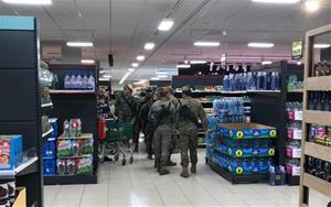 Investiguen un grup de militars que prenia cerveses en una terrassa de Vilafranca amb metralletes a terra