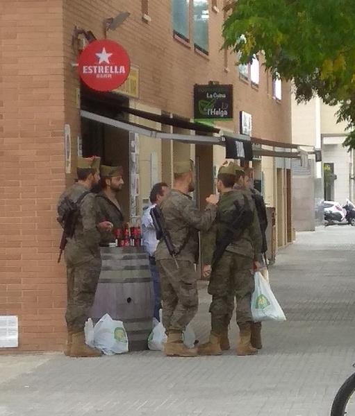 Investiguen un grup de militars que prenia cerveses en una terrassa de Vilafranca amb metralletes a terra. EIX
