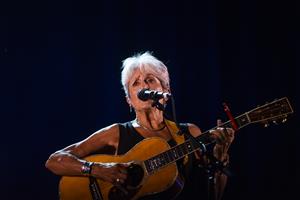 Joan Baez, nit màgica per a un comiat d'alçada al Festival Terramar de Sitges. Jardins Terramar