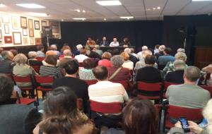 Joan Yll presenta el seu debut literari fent ‘Un tomb per casa’. Ajuntament de Sitges