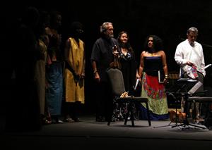 Jordi Savall amb altres músics de l'elenc internacional que ha reunit per a l'espectacle ‘Les rutes de l’esclavatge’, al Festival Grec. ACN