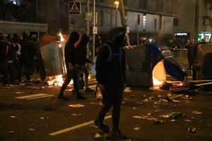 Joves davant d'una barricada de foc a l'entorn del recinte del Camp Nou, el 18 de desembre del 2019. ACN