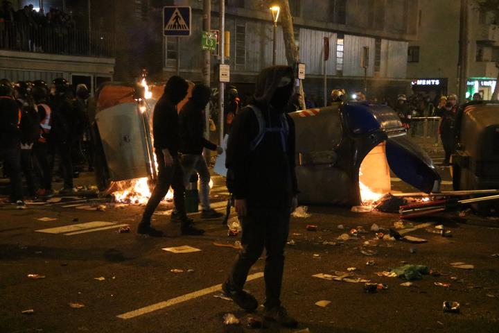 Joves davant d'una barricada de foc a l'entorn del recinte del Camp Nou, el 18 de desembre del 2019. ACN