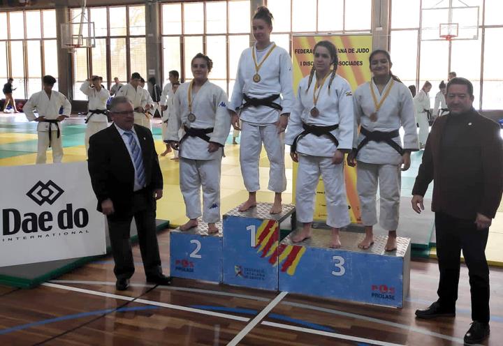 Judit Casañas al podi en segona posició. Eix