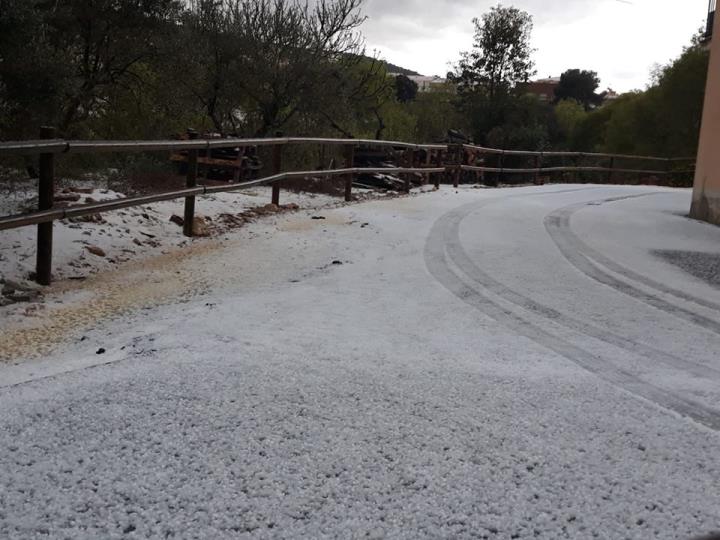 La calamarsa localment intensa tenyeix de blanc Torrelavit. Ajuntament de Torrelavit