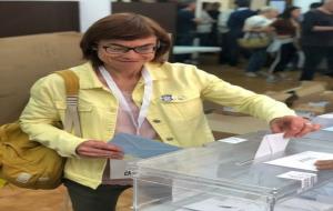 La candidata de JxVNG, Blanca Albà, exercint el seu dret al vot. Junts per Vilanova