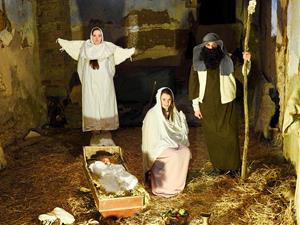 La cantada de les Llúcies, el Pessebre Vivent i la Baixada de Torxes la nit de Reis, trets diferencials de les festes de Nadal a Torrelavit. Ajuntamen