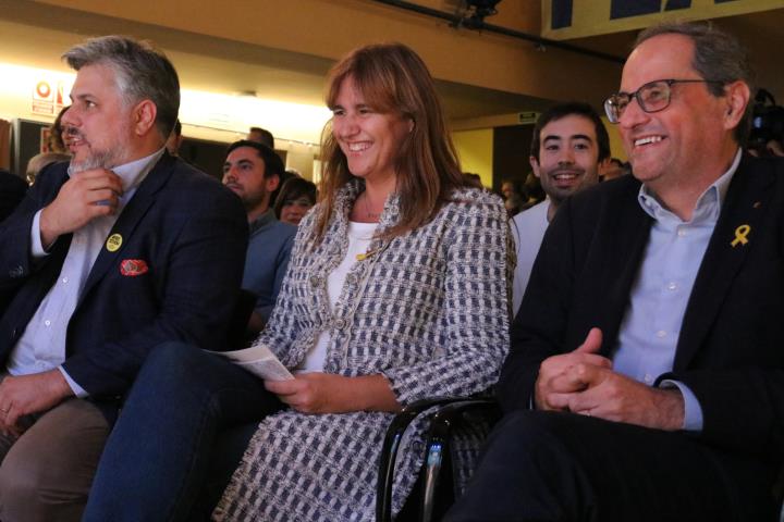 La cap de llista de JxCat al Congrés, Laura Borràs, amb el president del Govern, Quim Torra, i el president parlamentari, Albert Batet. ACN