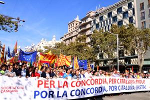 La capçalera de la manifetació de Societat Civil Catalana a Passeig de Gràcia de Barcelona, el 27 d'octubre del 2019. ACN