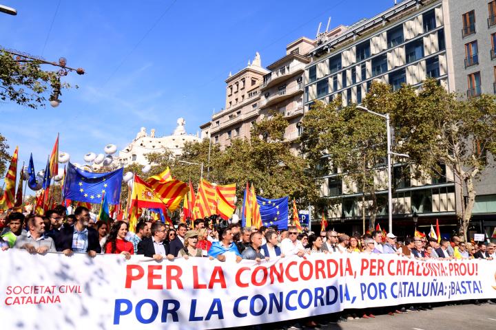 La capçalera de la manifetació de Societat Civil Catalana a Passeig de Gràcia de Barcelona, el 27 d'octubre del 2019. ACN