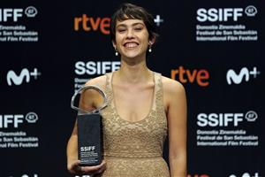 La catalana Greta Fernández rebent 'ex aequo' la Concha de Plata a la millor actriu al Festival de Cinema de Sant Sebastià. Reuters