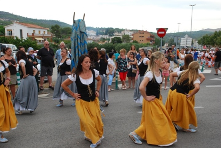 La colla de panderetes i la Patusca renoven el vestuari per Festa Major de Santa Magdalena. Ajuntament de Canyelles