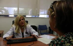 La doctora Antonia Sambola, del Servei de Cardiologia de Vall d'Hebron, atenent una pacient, Encarna Mingorance, que ha patit cinc infarts. ACN