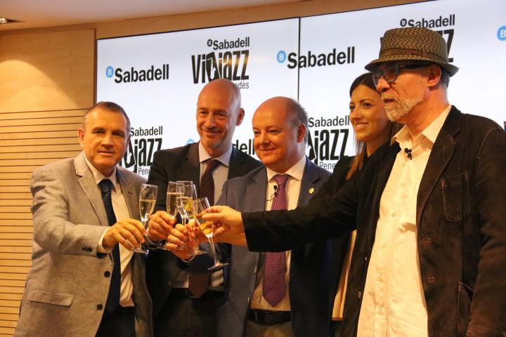 La foto de família del Banc Sabadell Vijazz Penedès a la seu del Banc Sabadell de Barcelona, el 5 de juny del 2019. ACN