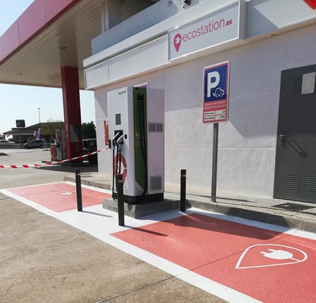 La Generalitat començarà a instal·lar a mitjans de mes el punt de recàrrega de vehicles elèctrics al port de Vilanova. Generalitat de Catalunya