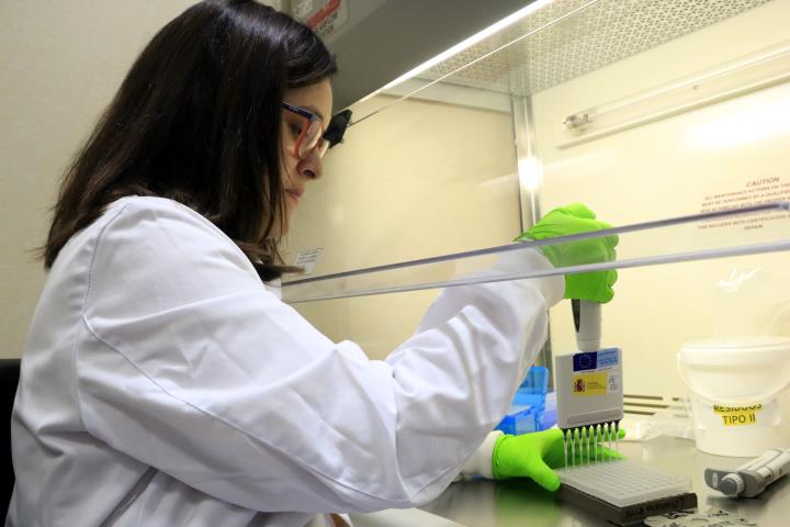 La investigadora predoctoral de l'IDIBAPS i primera signant de l'article sobre mètode per millorar la detecció precoç del càncer de còlon, Saray Duran