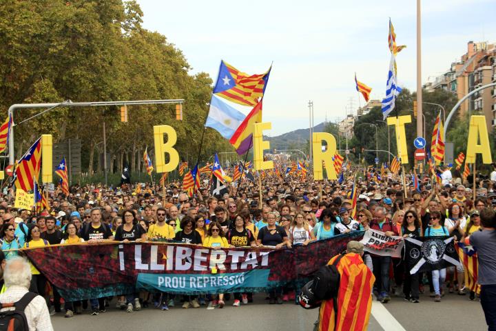 La Marxa per la Llibertat que ha entrat per l'avinguda Meridiana, amb familiars dels condemnats per l'1-O i representants polítics com Elsa Artadi . A