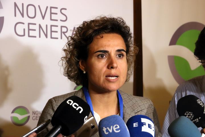 La ministra de Sanitat, Dolors Montserrat, atenent els mitjans en la cloenda del 13è Congrés de Noves Generacions del PPC. ACN