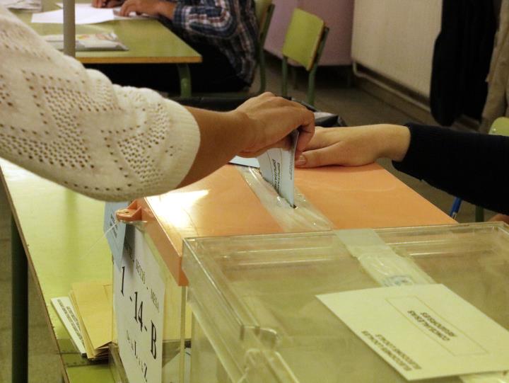 La participació a Catalunya és del 50,9% en les municipals i del 50,4% en les europees a les sis, sis i quinze punts més. ACN